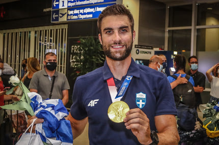 Ολυμπιακοί Αγώνες – Κωπηλασία: Η αποθέωση στον “χρυσό” Στέφανο Ντούσκο κατά την άφιξή του στην Ελλάδα