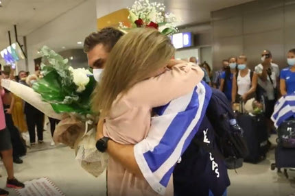 Στέφανος Ντούσκος: Η συγκινητική αγκαλιά της μητέρας του μόλις τον αντίκρισε στο αεροδρόμιο
