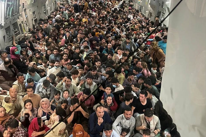 Μια εικόνα χίλιες λέξεις: 640 Αφγανοί «στοιβαγμένοι» σε αεροσκάφος των ΗΠΑ