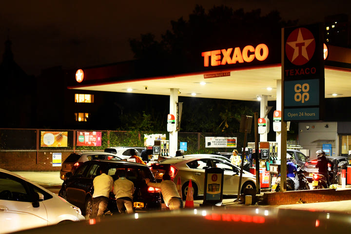 Εικόνες από την κρίση καυσίμων στη Βρετανία: Πανικός, ουρές και αναστάτωση
