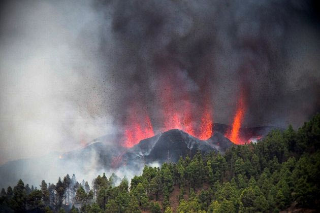 Καρέ καρέ η τρομακτική έκρηξη του ηφαιστείου στο νησί Λα Πάλμα στην Ισπανία – Εκκένωση οικισμών