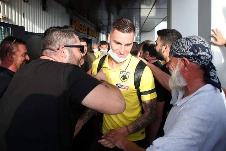 ΑΕΚ: Θερμή υποδοχή των φίλων της Ένωσης στην αποστολή κατά την άφιξή της στο Ηράκλειο