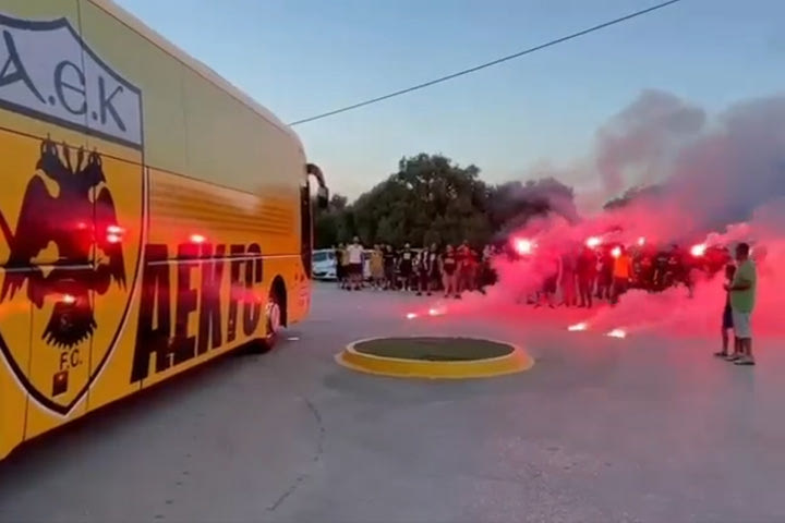 ΑΕΚ: Στα Σπάτα βρέθηκαν οπαδοί για να εμψυχώσουν τους παίκτες