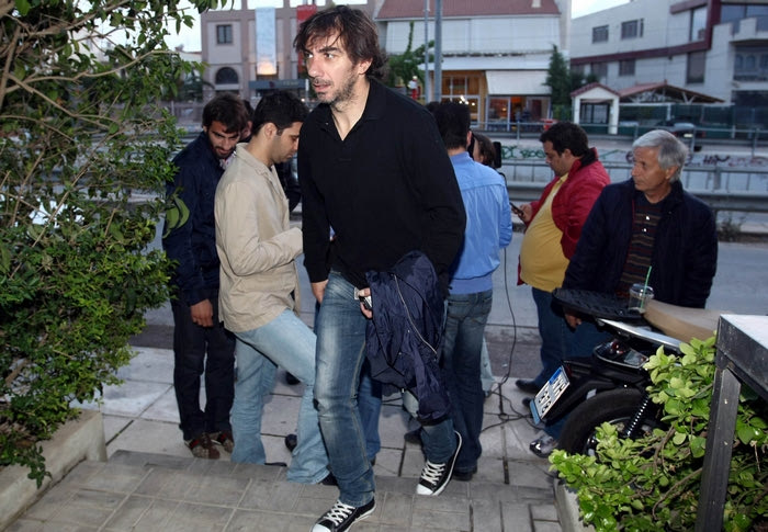 Καταδικάζει και διευκρινίζει για Μπορμπόκη
