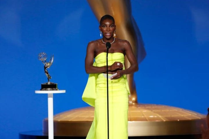 Η Μικαέλα Κοέλ αφιερνώνει το βραβείο Emmy σε κάθε επιζώντα σεξουαλικής κακοποίησης