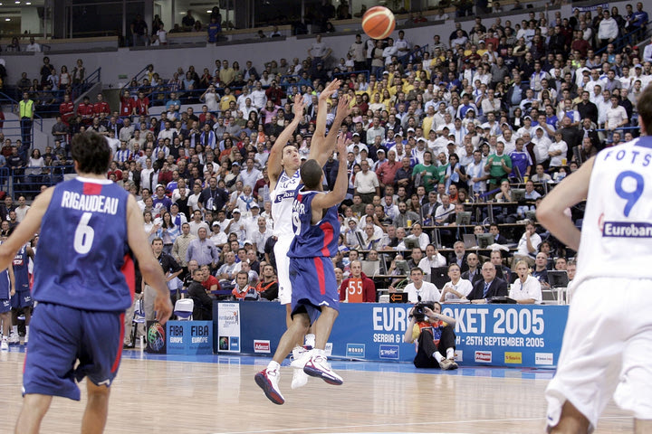 Είκοσι χρόνια από το “Βάλ’το αγόρι μου”: Η ΕΟΚ θυμήθηκε το επικό τρίποντο του Διαμαντίδη κόντρα στη Γαλλία στο EuroBasket 2005