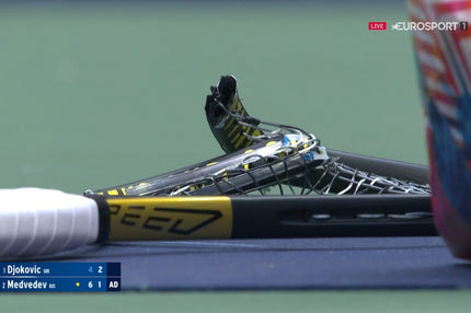 US Open: Ο Νόβακ Τζόκοβιτς τρελάθηκε και διέλυσε τη ρακέτα του