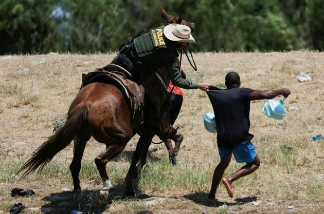 Σάλος με εικόνες έφιππων συνοριοφυλάκων που κυνηγούν μετανάστες στις ΗΠΑ