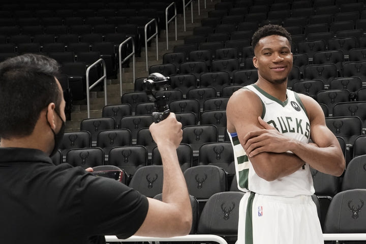 Η παρακάμερα από τη Media Day των Μπακς με… κεφάτο Γιάννη Αντετοκούνμπο