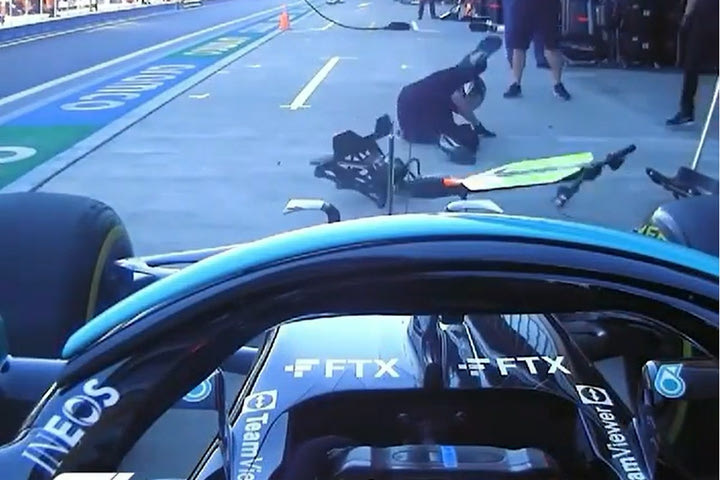 Formula 1: Το video από τη στιγμή που ο Χάμιλτον έριξε κάτω με το μονοθέσιό του έναν μηχανικό