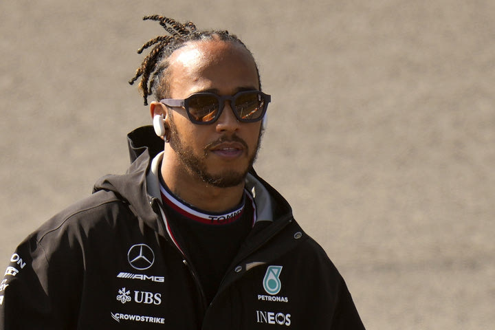 Formula 1: Η Mercedes “έδειξε” την παραμονή του Χάμιλτον για το 2022