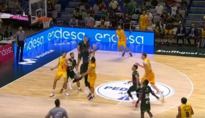 Το buzzer beater του Κράμερ με bombita