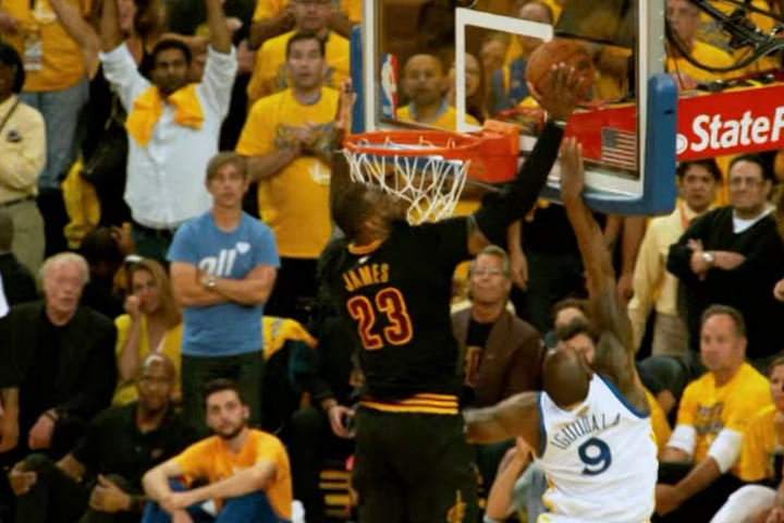 Η τάπα του ΛεΜπρόν στον Ιγκουοντάλα στο Game 7 των ΝΒΑ Finals 2016