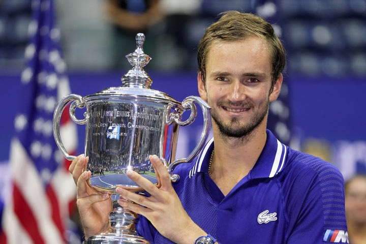 Θριαμβευτής ο Μεντβέντεφ στον τελικό του US Open, διέλυσε τον Τζόκοβιτς 3-0 σετ