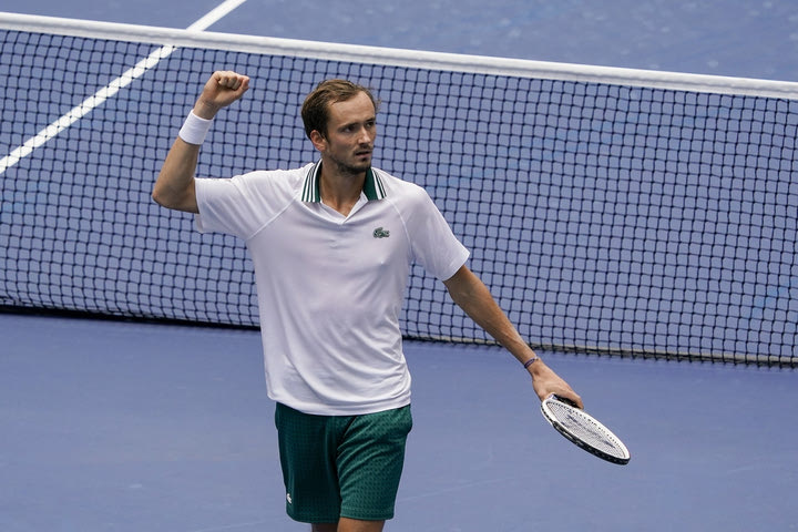 US Open: Πρώτη απώλεια σετ, αλλά πρόκριση για Μεντβέντεφ