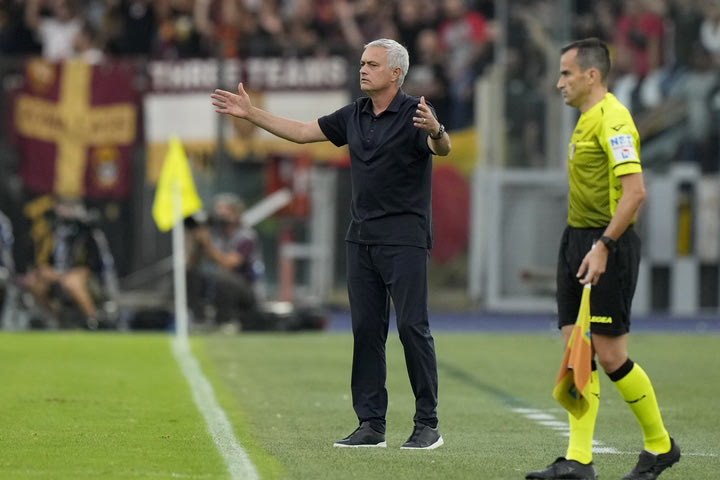 Μουρίνιο: “Κυριαρχήσαμε απέναντι στην Λάτσιο, αλλά διαιτητής και VAR δεν στάθηκαν στο ύψος τους”