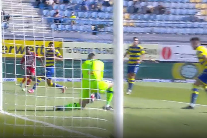 Το 2-0 ο Ολυμπιακός με τον Καμαρά μετά από τραγικό λάθος του Παπαδόπουλου