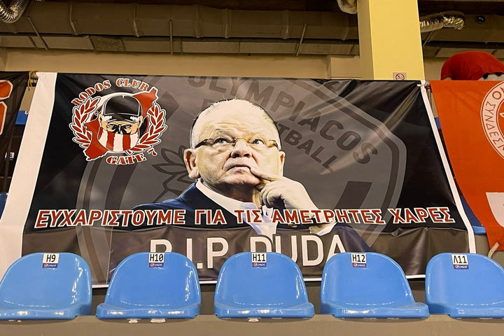 Το πανό προς τιμήν του Ντούσαν Ίβκοβιτς από τους οπαδούς του Ολυμπιακού στη Ρόδο