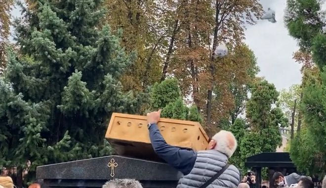 Απελευθέρωση περιστεριών στην κηδεία του Ίβκοβιτς