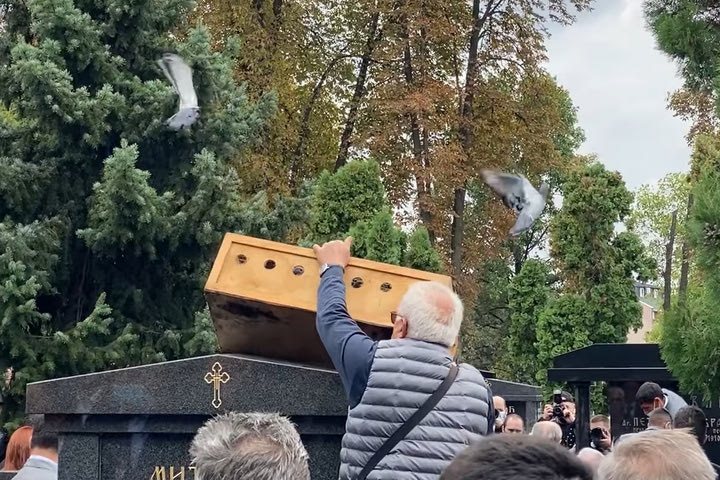 Ντούσαν Ίβκοβιτς: Συγκινητική στιγμή, ελευθερώθηκαν περιστέρια κατά την διάρκεια της κηδείας του