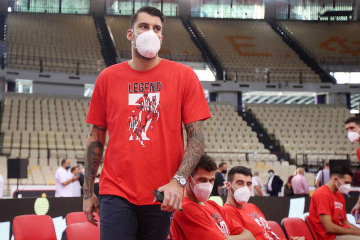 Βασίλης Σπανούλης: Με μπλουζάκια για τον “Legend 7” όλοι οι παίκτες του Ολυμπιακού