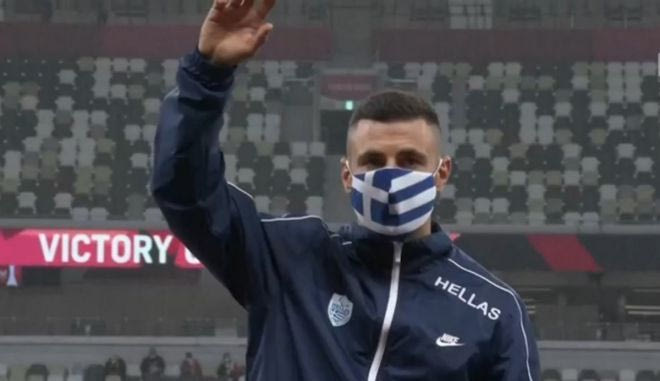 Η απονομή του ασημένιου μεταλλίου στον Θανάση Προδρόμου στο άλμα εις μήκος Τ20