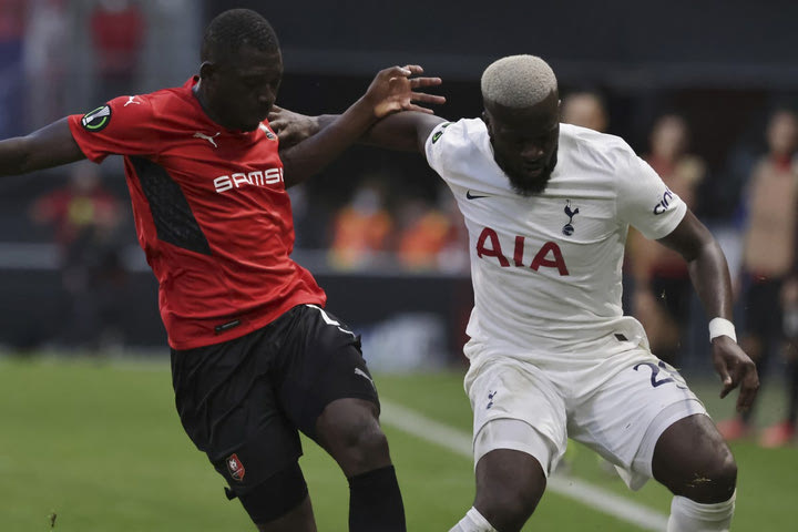 Europa Conference League: Η Τότεναμ “κόλλησε” στο 2-2 με τη Ρεν, νίκες για Φίτεσε και Σλάβια Πράγας