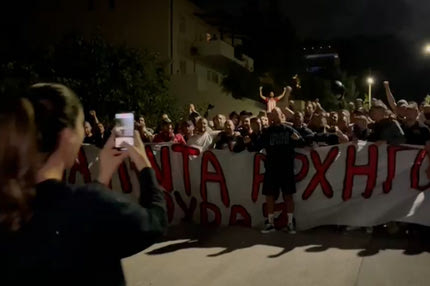 Οπαδοί του Ολυμπιακού αποθέωσαν τον Βασίλη Σπανούλη έξω από το σπίτι του, η Ολυμπία Χοψονίδου δεν σταμάτησε να βγάζει video
