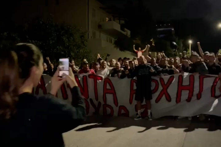 Οπαδοί του Ολυμπιακού αποθέωσαν τον Βασίλη Σπανούλη έξω από το σπίτι του, η Ολυμπία Χοψονίδου δεν σταμάτησε να βγάζει video