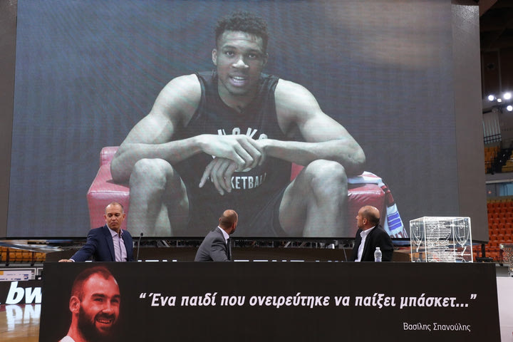 Βασίλης Σπανούλης: Η εμβληματική φωτογραφία με τον Kill Bill να κοιτάζεται στα μάτια με τον Γιάννη Αντετοκούνμπο μέσω του video wall