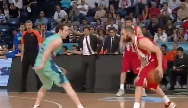 Το side step του Σπανούλη έπειτα από αριστερή ντρίμπλα