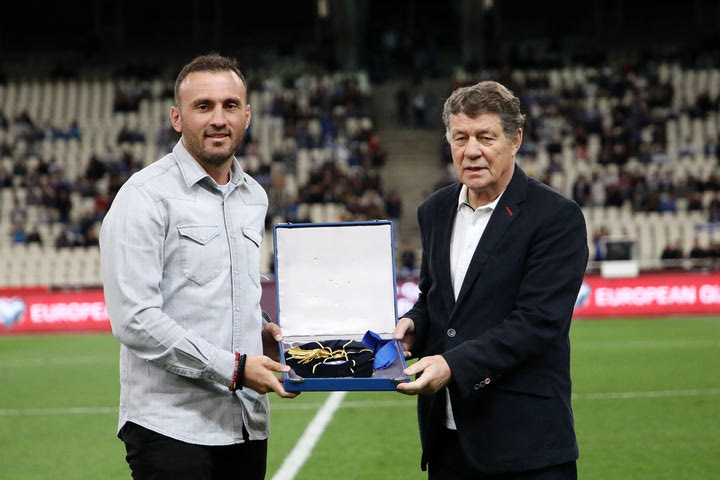 Ελλάδα – Σουηδία: Ο Ρεχάγκελ βράβευσε τον Τοροσίδη, ενός λεπτού σιγή για Θεοδωράκη