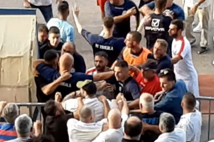 Χαμός στο φιλικό Τρίκαλα – Απόλλων Λάρισας: Έπεσε ξύλο μεταξύ ανθρώπων των ομάδων
