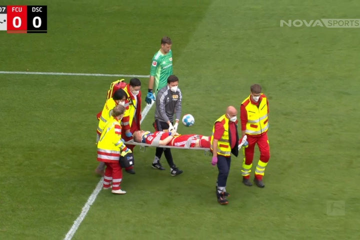 Ο Μπάουμγκαρντλ αποχώρησε με φορείο και κολάρο στο Ουνιόν – Μπίλεφελντ