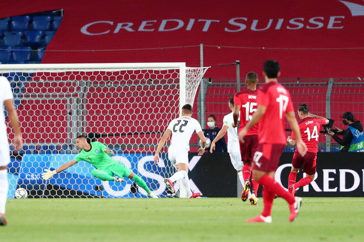 Ο Τσούμπερ έκανε το 1-0 με υπέροχη ενέργεια και άψογο τελείωμα