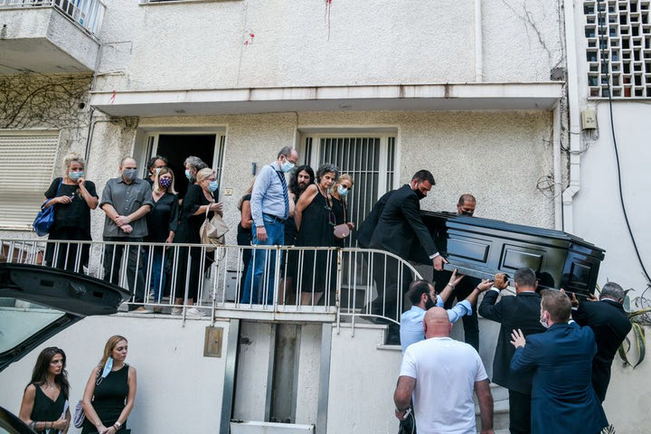 Εικόνες από την στιγμή που συγγενείς και φίλοι αποχαιρετούν τον Μίκη έξω από το σπίτι του, φωνάζοντας «Αθάνατος»