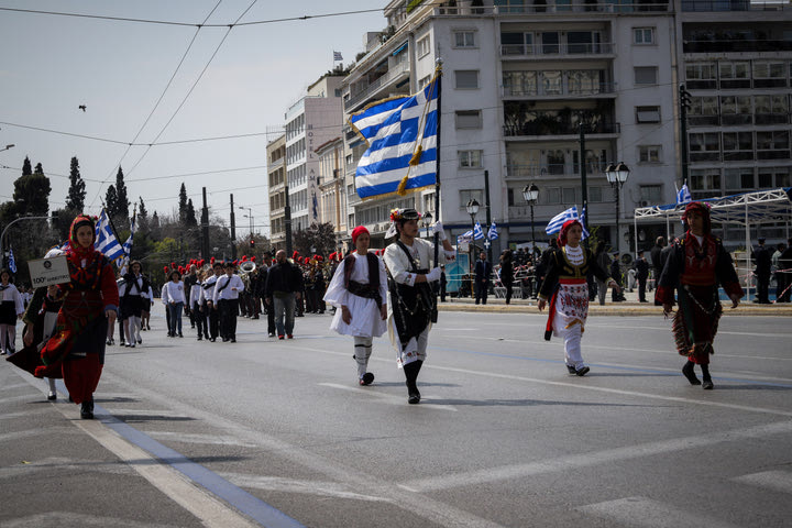 Ακυρώνονται η μια μετά την άλλη οι παρελάσεις λόγω κορονοϊού – Πού δεν θα γίνουν