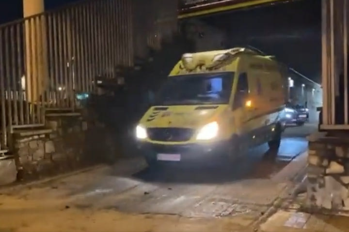 Ανησυχία για Αγκουέρο, έγινε αλλαγή στο 41′ και αποχώρησε με ασθενοφόρο από το Καμπ Νου