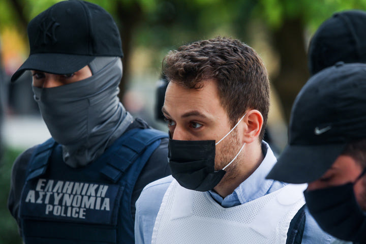 «Βοήθεια, μπήκαν ληστές… Ασθενοφόρο θέλω»: Το «θέατρο» του Μπάμπη Αναγνωστόπουλου στο 100 μετά τη δολοφονία της Καρολάιν