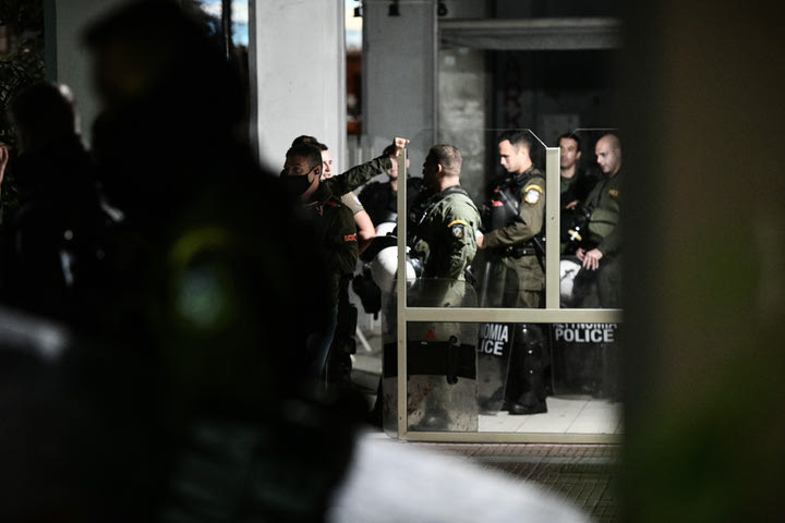 Πέραμα: Κινδύνευσαν ή υπερέβαλαν οι αστυνομικοί; Οι κατηγορίες που αντιμετωπίζουν