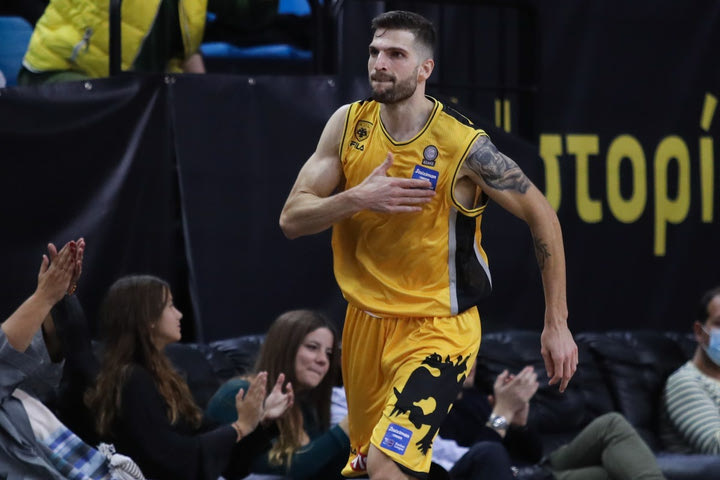 ΑΕΚ – Άρης 64-63: Το ντέρμπι κρίθηκε με καλάθι του Πετρόπουλου στα 4″