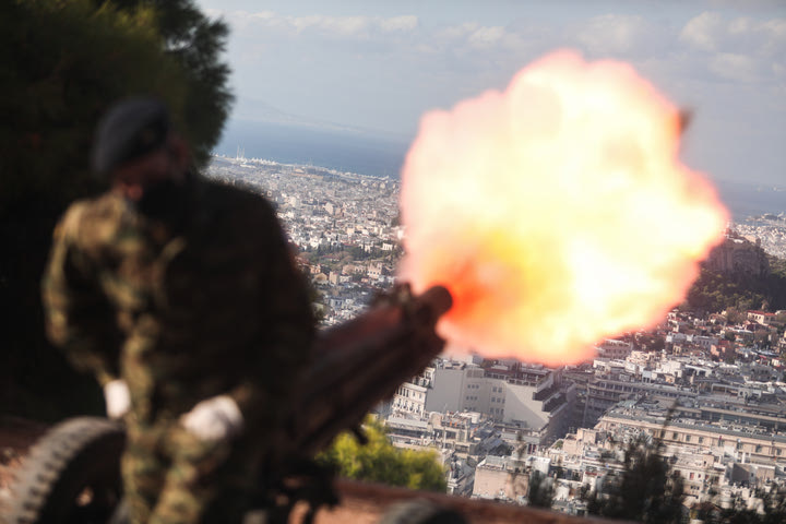 Κανονιοβολισμοί στον Λυκαβηττό για την επέτειο του «Οχι» – Εντυπωσιακές εικόνες