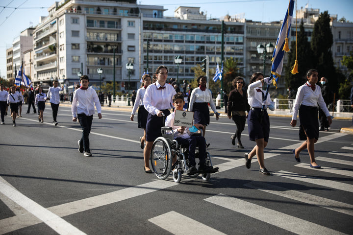 Οι συγκινητικές εικόνες που έκλεψαν την παράσταση στην μαθητική παρέλαση της Αθήνας