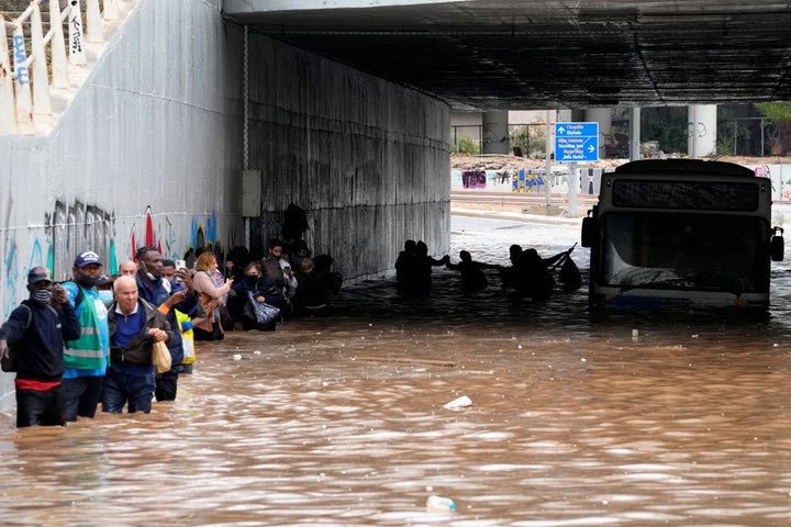 Απίστευτες εικόνες από τον απεγκλωβισμό των επιβατών του βυθισμένου λεωφορείου στην Ποσειδώνος