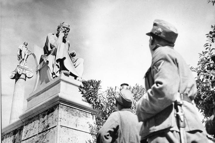 Κατοχή και αποζημιώσεις: Τέσσερις Γερμανοί και ένας επιζήσας του Διστόμου μιλούν στη HuffPost