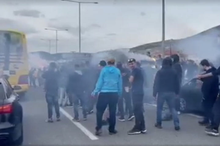 ΑΕΚ: Οπαδοί της Ένωσης σταμάτησαν το πούλμαν για να αποθεώσουν την αποστολή