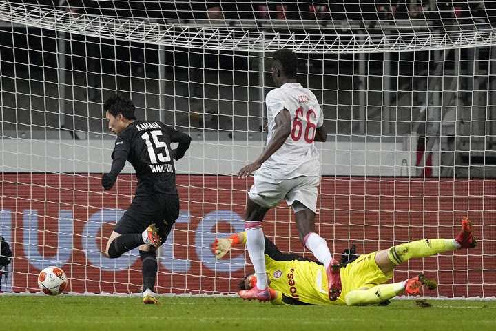 Ο Καμάντα έκανε το 3-1 για την Άιντραχτ κόντρα στον Ολυμπιακό