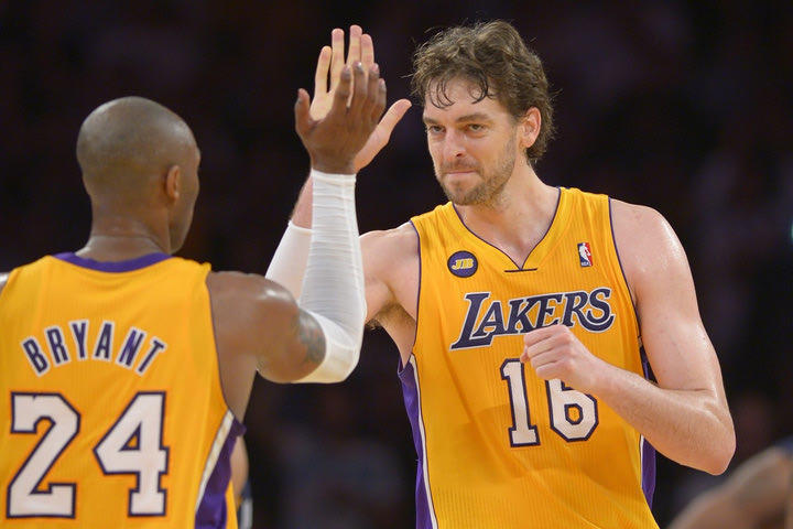 Οι Λος Άντζελες Λέικερς θα αποσύρουν την φανέλα του Πάου Γκασόλ
