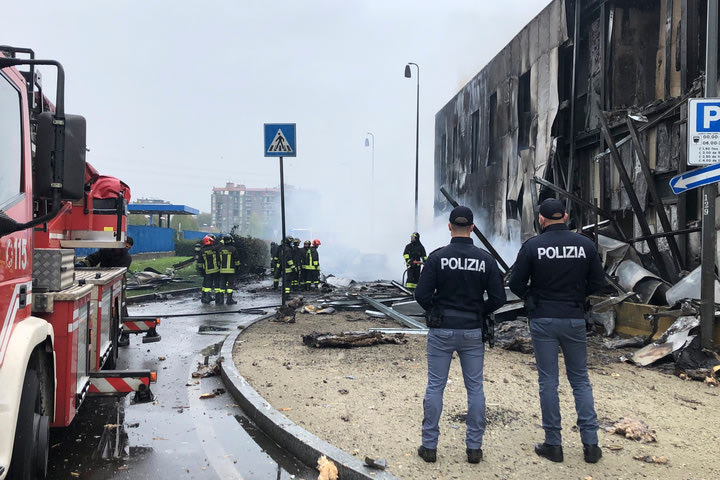 Τραγωδία στην Ιταλία: Συντριβή ιδιωτικού αεροσκάφους με 8 νεκρούς σε σταθμό του μετρό (Βίντεο)