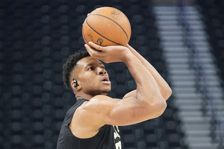 Το SPORT24 στο Μιλγουόκι: Η πορεία του Γιάννη στο σουτ μοιάζει με αυτή του Τζόρνταν